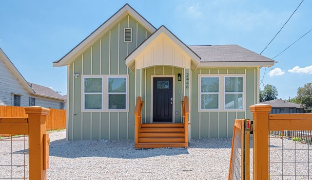 Generous 5BR/3BA Haven Close to Alamo & Riverwalk!