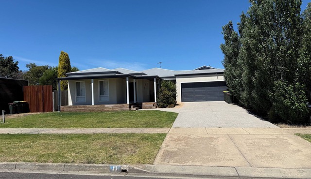 Generous 5BR Beach Retreat - St Leonards Beauty