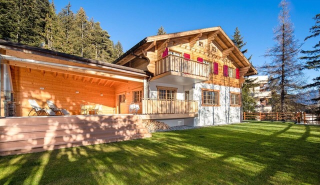 Generous deluxe chalet walking distance to shops, restaurants & Cry D'Er lift.