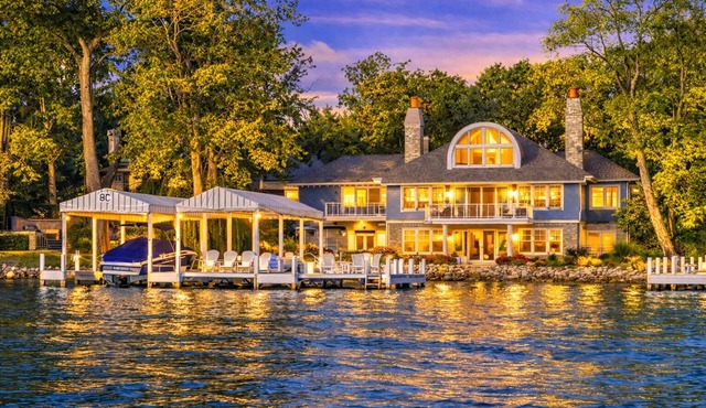 Geneva Lakefront Home, Steps from Water! Pier Access A+ Lake Views, Minutes frm Downtown Lake Geneva