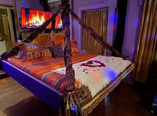GENIE ROMANCE SUITE with King Size Flying Carpet Bed, Jet Tub, Karaoke, Sultan's Foot Massage Room