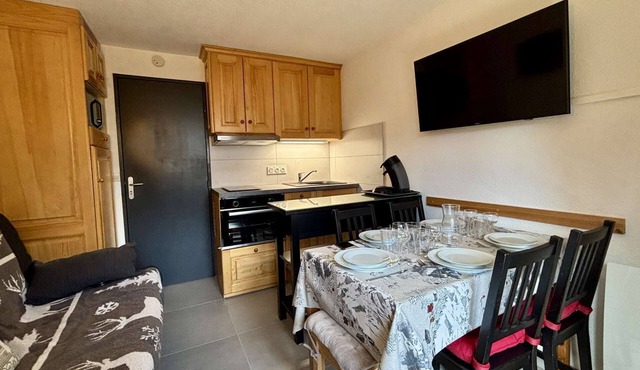 Gentianes 64B: Studio near the center of Chatel