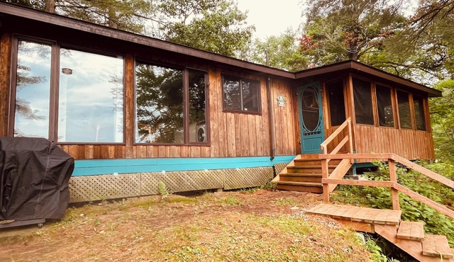 Gentle lake breezes and quiet beckon at this cozy lake cottage