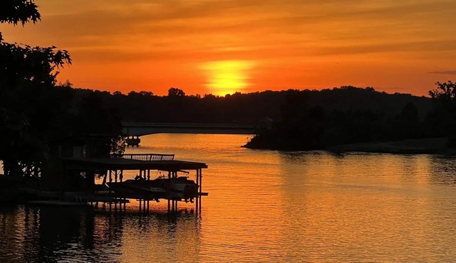 Gentle Slope Lakefront beautiful sunset,6Bds,4.5Bas, kayaks,paddleboards,firepit