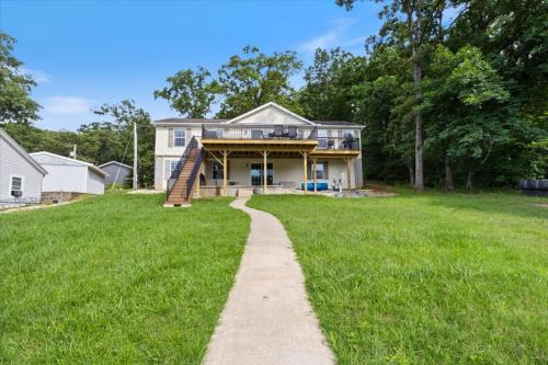 Gentle Sloped Lot, Private Dock, Boat Slip, Kayaks, Fire Table, Lakeview Deck, Family Friendly