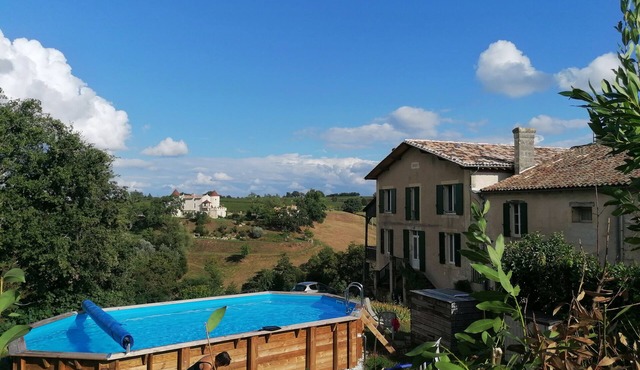 Gentleman House for rent for 10 on large vineyards