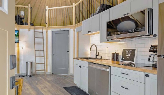 Gentry- Luxury Yurt-Cabin - Family Glamping Canyon Lake w Private Hot Tub!