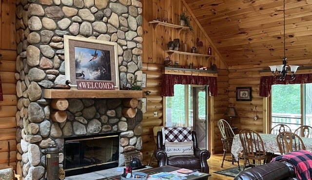 Genuine Log Cabin ~ Perfect Getaway ~ Pool Table ~ Outdoor Hot Tub ~ Fire Pit