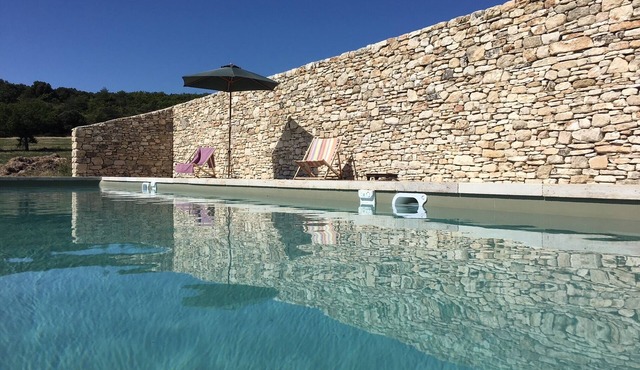 Genuine old provençal farm with large pool pool and great Luberon view