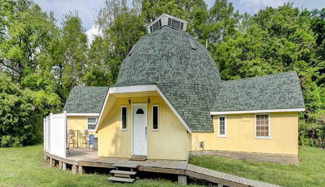 Geodesic dome within minutes of hiking, kayaking, JBU, casino and Siloam Springs