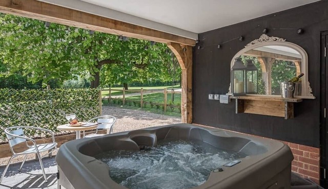 Geoff's Rest with Hot Tub, Pond Hall Farm, Hadleig