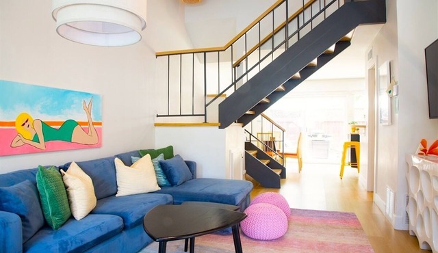 Geometric Loft: renovated, hip, pets, pool/spa