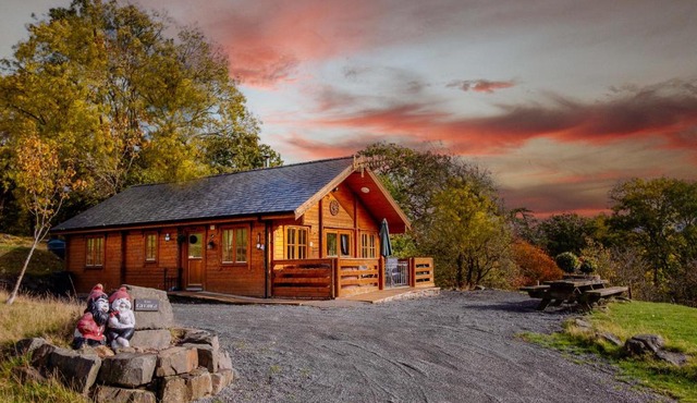 George Cabin - Log Cabin in Wales with Hot tub