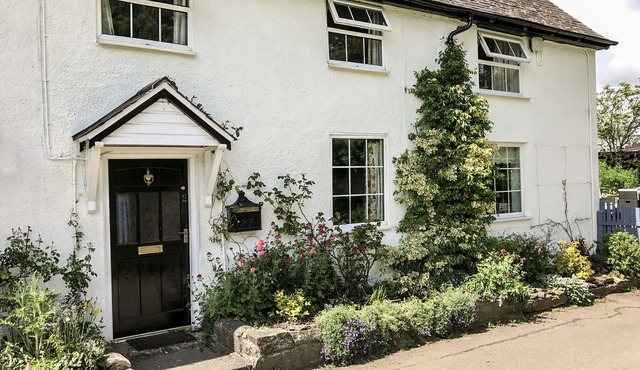 GEORGE COTTAGE, pet friendly, character holiday cottage in Clun