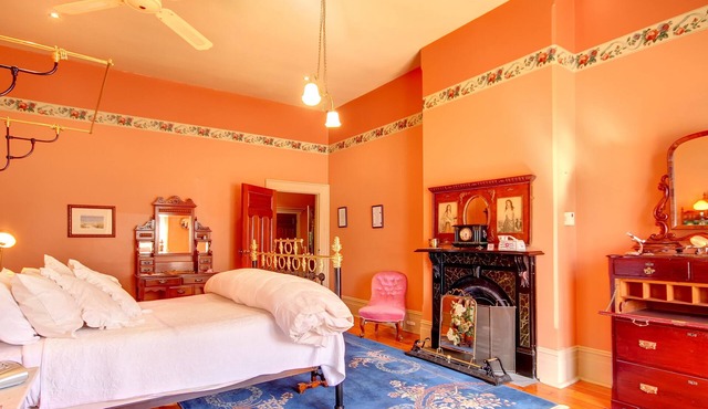 George Lowe Esquire Apartment - Buxton Manor