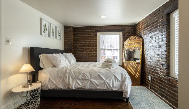 Georgetown Historic Corner House - parking