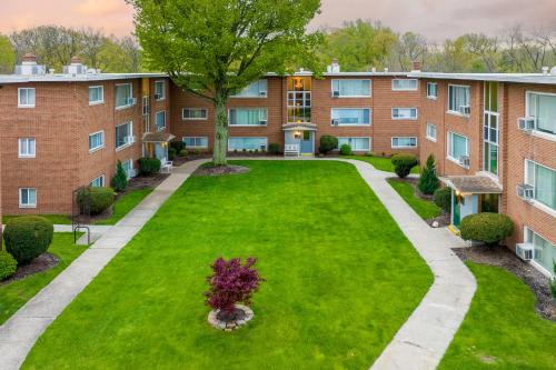 Georgetown Villas Two Bedroom 3-2a Apartment in Fairview Park, Ohio!