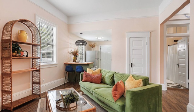 Georgia Peach Apt Retreat, Walk to SCAD + Starland, 10 Minutes from Downtown