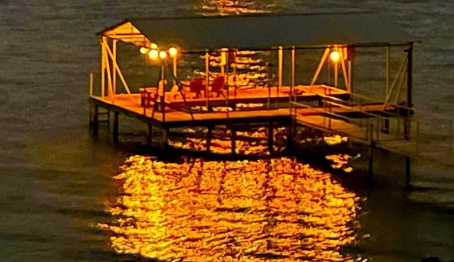 Georgia Shores Cheerful Lakeside Cottage