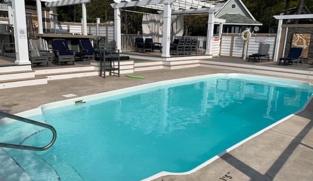 Georgian Bay Beach Club 9 Beachfront Paradise & Heated Saltwater Pool