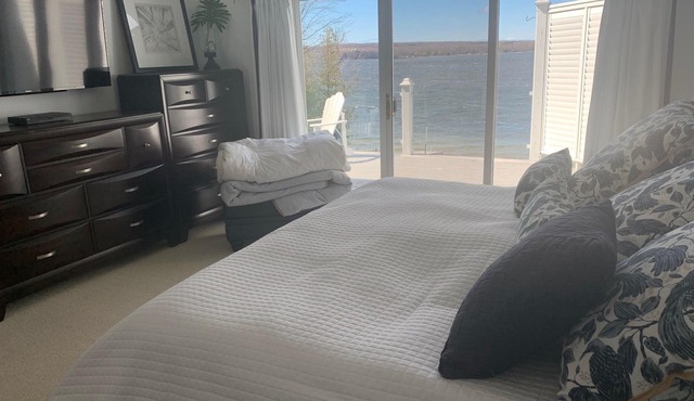 GEORGIAN BAY DIRECT WATERFRONT HOME NEAR MIDLAND, ONTARIO