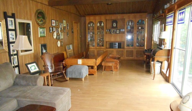 Georgian Bay Lakefront Cottage in Collingwood Town Limits. Walk to Sunset Park