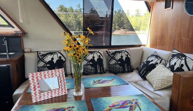 Georgian Bay, Pointe au Baril, Hole in the Wall, YACHT, 2 Queen Suites, Sleeps 8