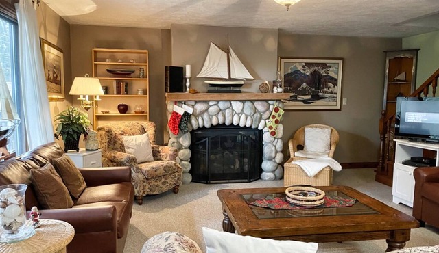 GEORGIAN BAY RETREAT-Stone Fireplace-Hot Tub- Dock- No Cleaning Fee!