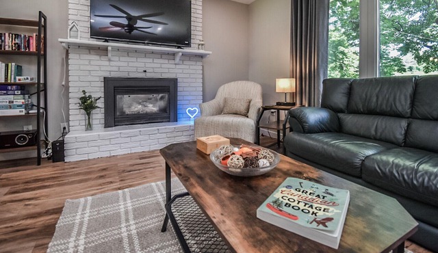 Georgian Bay Trail Cottage With Deck, hot Tub, Fireplace, and Streaming Services