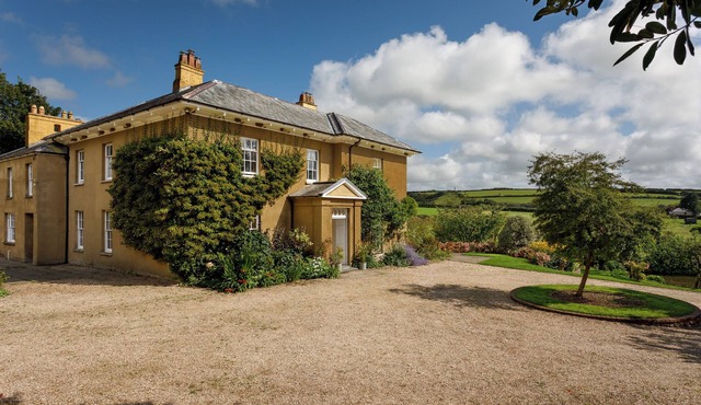 Georgian Country House Secluded in 4 Acres, Hot Tubs & 8 Large En-Suite Bedrooms