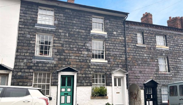 Georgian House to let in Newtown, Powys. Mid Wales.nAccommodation for 4 persons.