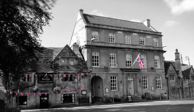 Georgian Lodge apartment complete with flagpole! Overlook medieval town's bridge