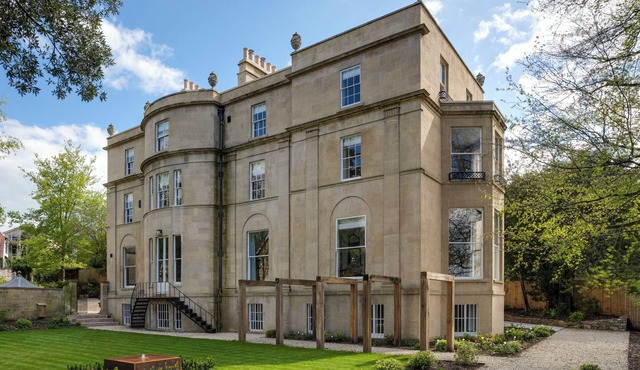 Georgian manor house, 5 minutes to Bath city centre, complimentary breakfast