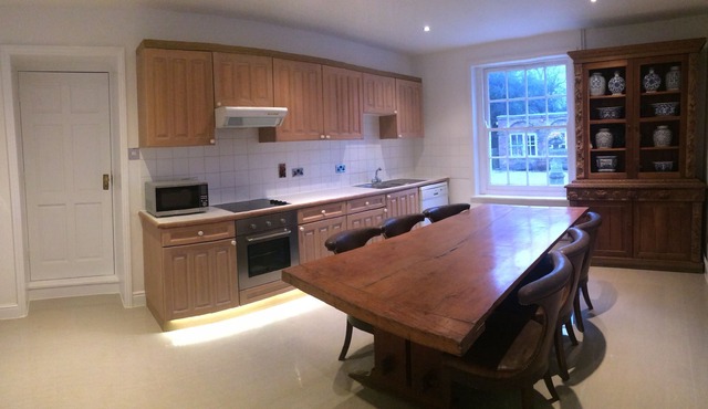 Georgian Manor wing in Conservation Area close to castles and in the countryside