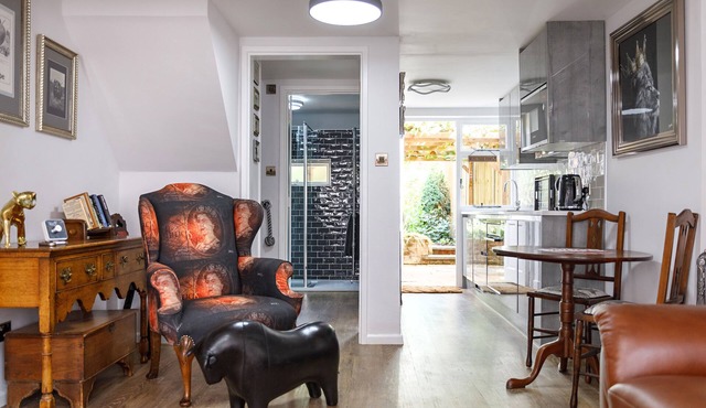 Georgina's Spacious King Size Bed Bedroom