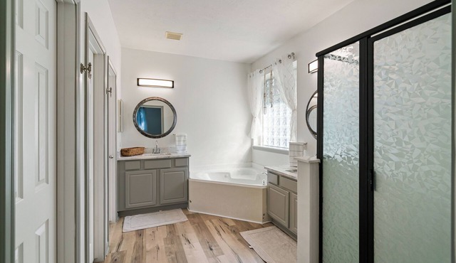 Georgous 4-bedroom, heated pool house with AC in The Woodlands, TX