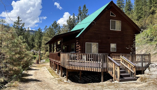 Geothermal pools and hot tub make this off-grid getaway pure joy!