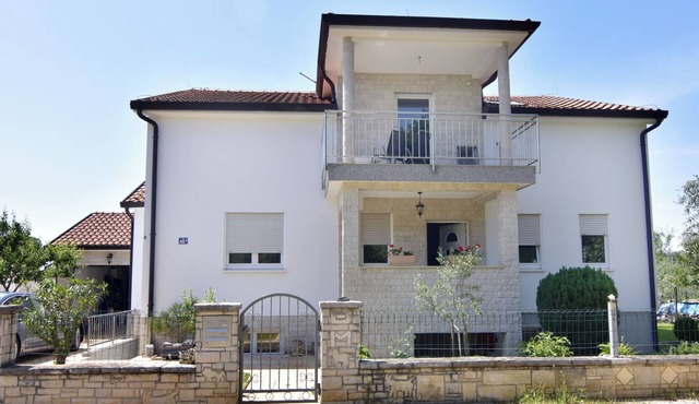 Geräumige Kellerwohnung in der Nähe von Umag