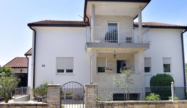 Geräumige Kellerwohnung in der Nähe von Umag by Interhome