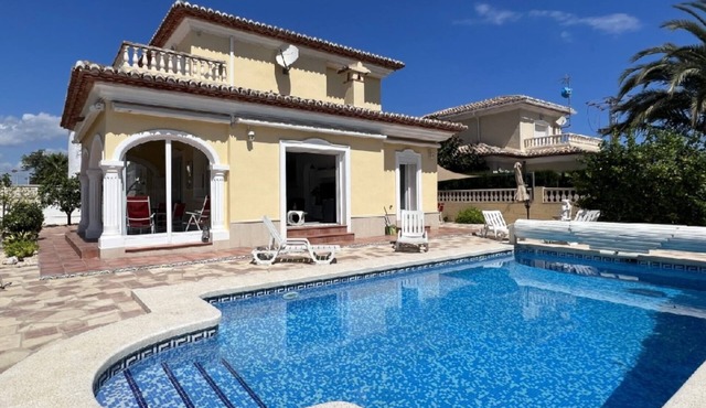 Geräumige Villa in Strandnähe mit Eigenem Pool. Familien- & Haustierfreundlich