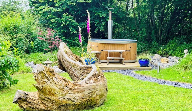 Ger y Nant: A Tranquil Hot Tub Retreat