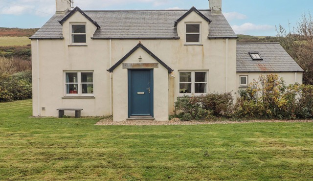 GER Y TRAETH, pet friendly, country holiday cottage in Dinas Cross