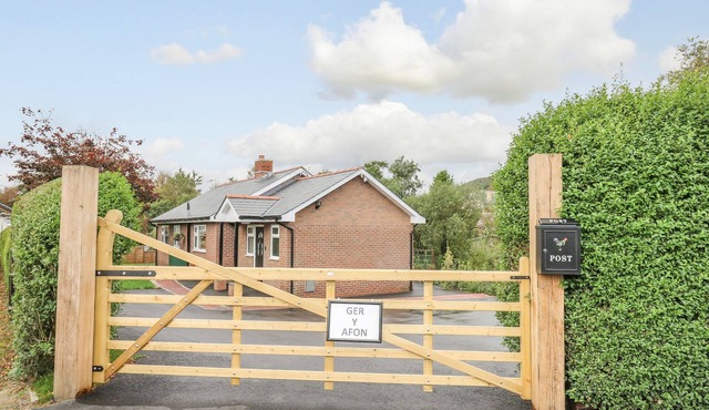 GER YR AFON COTTAGE, family friendly, with hot tub in Rhayader