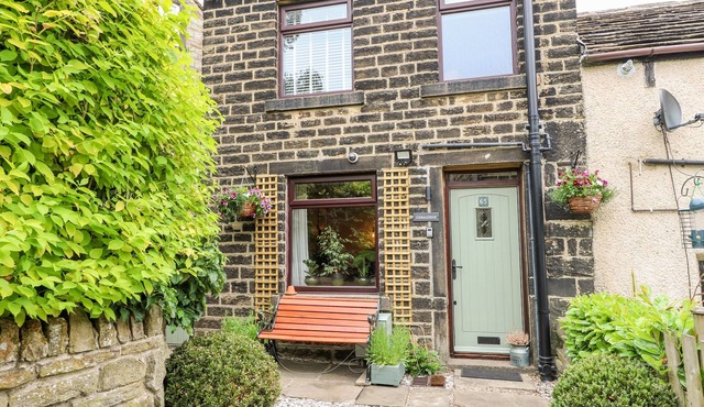 GERALDENE, romantic, character holiday cottage in Holmfirth