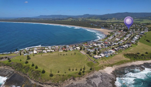 Gerroa "Kooringal" Walk to beach. 2 houses: 1 sleeps 8, 1 sleeps 4=12 guests.NEW