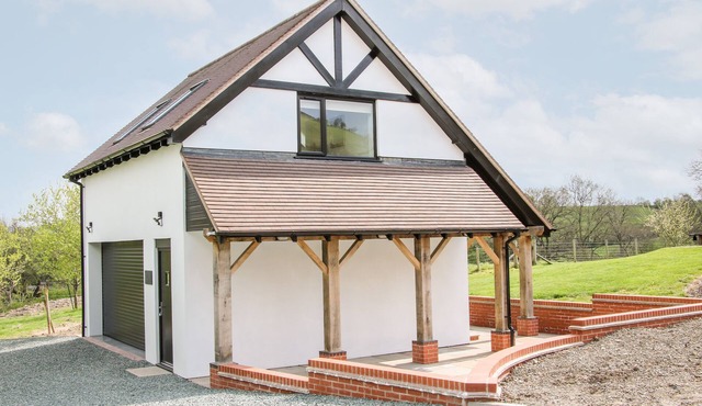 GERRY'S PLACE, pet friendly, with a garden in Little Stretton