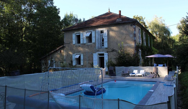 Gers, large house with private pool, park, near village, ideal for family