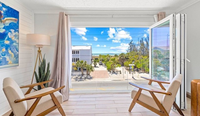 Gertrude's Siesta | Oceanview Penthouse, 12-steps Beach Path, 4-min trolley to Village!