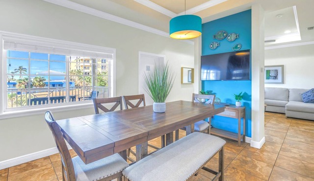 Gertrude's Siesta | Pool, Jacuzzi! 1-minute to Beach! 4-min Dining & Music!