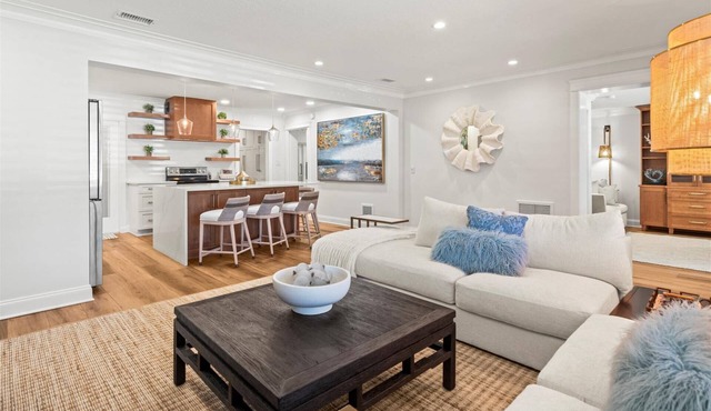 Get 25% Off Rent 30+ Nights |Sea Glass Inn - Stylish Home with Covered Patio and Gameroom in St Pete